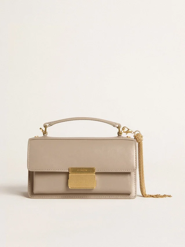 Kleine Venezia-Tasche aus beigem, genarbtem Leder mit goldenen Details