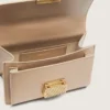 Kleine Venezia-Tasche aus beigem, genarbtem Leder mit goldenen Details