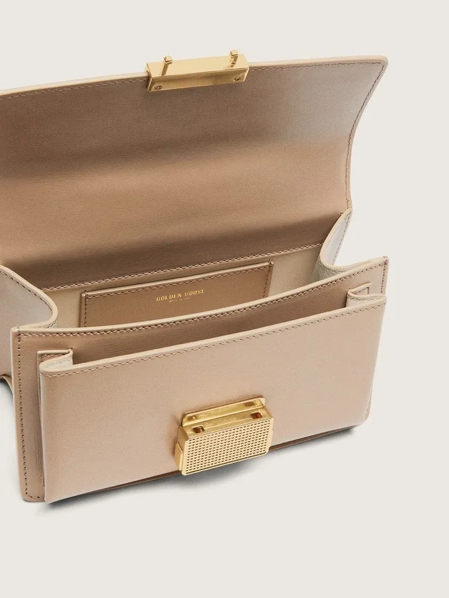 Kleine Venezia-Tasche aus beigem, genarbtem Leder mit goldenen Details