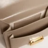 Kleine Venezia-Tasche aus beigem, genarbtem Leder mit goldenen Details