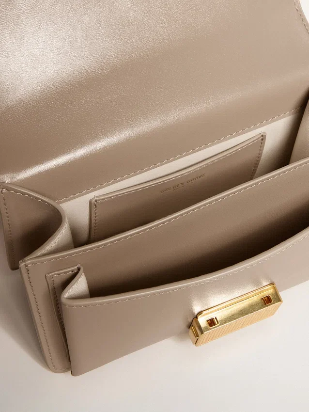 Kleine Venezia-Tasche aus beigem, genarbtem Leder mit goldenen Details