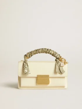 Kleine Venezia-Tasche aus butterfarbenem, geprägtem Leder mit geflochtenem Band und doppeltem Anhänger