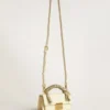 Kleine Venezia-Tasche aus butterfarbenem, geprägtem Leder mit geflochtenem Band und doppeltem Anhänger