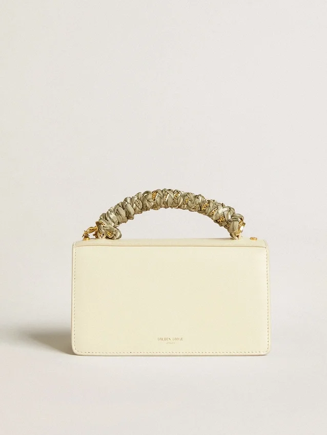 Kleine Venezia-Tasche aus butterfarbenem, geprägtem Leder mit geflochtenem Band und doppeltem Anhänger