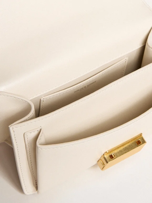 Kleine Venezia-Tasche aus butterfarbenem, geprägtem Leder mit geflochtenem Band und doppeltem Anhänger