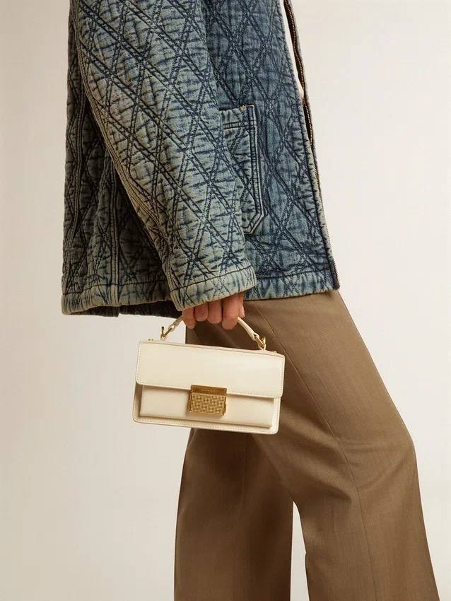 Kleine Venezia-Tasche aus butterfarbenem, geripptem Leder mit goldenen Details