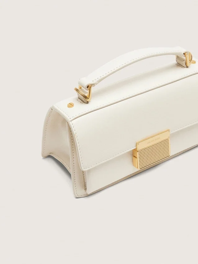 Kleine Venezia-Tasche aus butterfarbenem, geripptem Leder mit goldenen Details