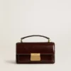 Kleine Venezia-Tasche aus dunkelbraunem, laminiertem Leder mit goldenen Details