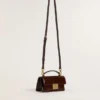 Kleine Venezia-Tasche aus dunkelbraunem, laminiertem Leder mit goldenen Details