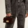 Kleine Venezia-Tasche aus dunkelbraunem, laminiertem Leder mit goldenen Details