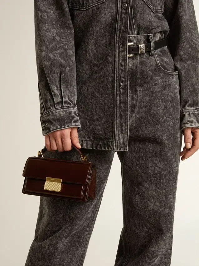Kleine Venezia-Tasche aus dunkelbraunem, laminiertem Leder mit goldenen Details