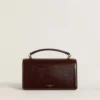Kleine Venezia-Tasche aus dunkelbraunem, laminiertem Leder mit goldenen Details