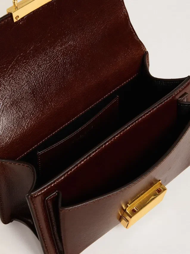 Kleine Venezia-Tasche aus dunkelbraunem, laminiertem Leder mit goldenen Details