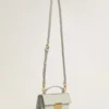 Kleine Venezia-Tasche aus mineralgrauem, geripptem Leder mit goldenen Details
