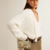 Kleine Venezia-Tasche aus mineralgrauem, geripptem Leder mit goldenen Details
