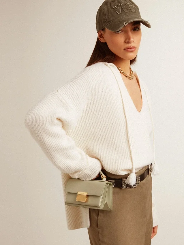 Kleine Venezia-Tasche aus mineralgrauem, geripptem Leder mit goldenen Details