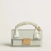 Kleine Venezia-Tasche aus mineralgrauem, geripptem Leder mit goldenen Details