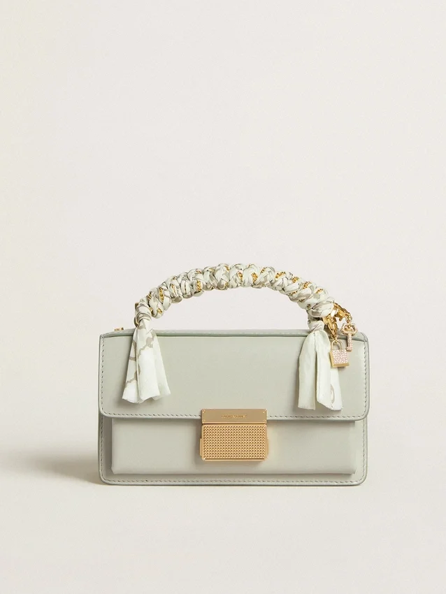 Kleine Venezia-Tasche aus mineralgrauem, geripptem Leder mit goldenen Details