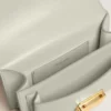 Kleine Venezia-Tasche aus mineralgrauem, geripptem Leder mit goldenen Details