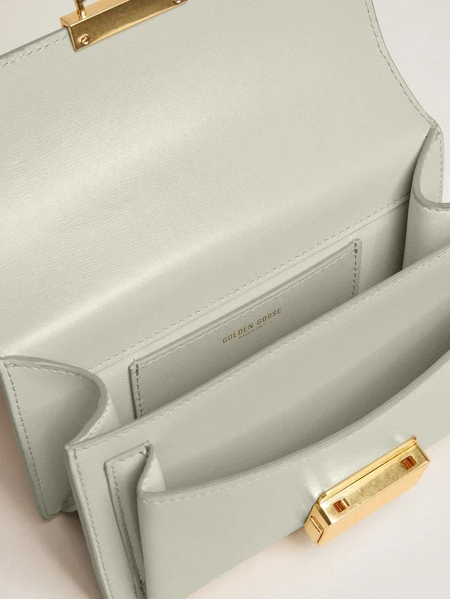 Kleine Venezia-Tasche aus mineralgrauem, geripptem Leder mit goldenen Details