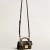 Kleine Venezia-Tasche aus schwarzem, genarbtem Leder mit Seidenschal