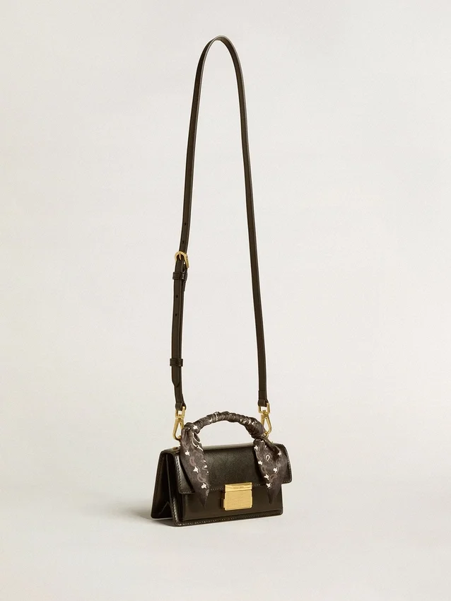 Kleine Venezia-Tasche aus schwarzem, genarbtem Leder mit Seidenschal