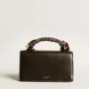 Kleine Venezia-Tasche aus schwarzem, genarbtem Leder mit Seidenschal