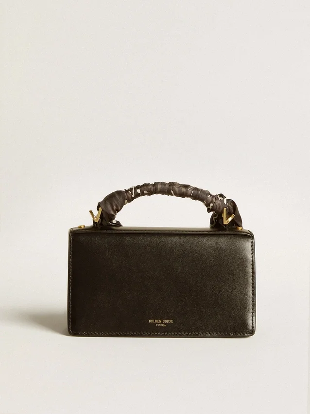 Kleine Venezia-Tasche aus schwarzem, genarbtem Leder mit Seidenschal