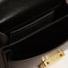 Kleine Venezia-Tasche aus schwarzem, genarbtem Leder mit Seidenschal