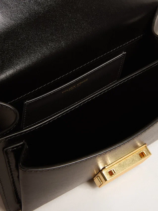 Kleine Venezia-Tasche aus schwarzem, genarbtem Leder mit Seidenschal
