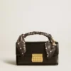 Kleine Venezia-Tasche aus schwarzem, genarbtem Leder mit Seidenschal und Anhänger