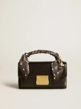 Kleine Venezia-Tasche aus schwarzem, genarbtem Leder mit Seidenschal und Anhänger