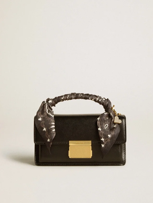 Kleine Venezia-Tasche aus schwarzem, genarbtem Leder mit Seidenschal und Anhänger