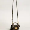 Kleine Venezia-Tasche aus schwarzem, genarbtem Leder mit Seidenschal und Anhänger