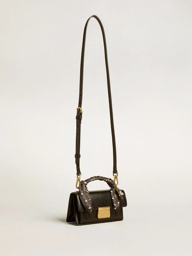 Kleine Venezia-Tasche aus schwarzem, genarbtem Leder mit Seidenschal und Anhänger