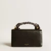 Kleine Venezia-Tasche aus schwarzem, genarbtem Leder mit Seidenschal und Anhänger