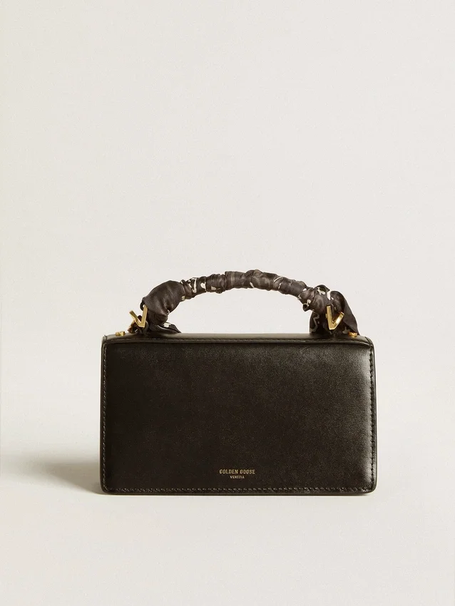 Kleine Venezia-Tasche aus schwarzem, genarbtem Leder mit Seidenschal und Anhänger
