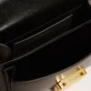 Kleine Venezia-Tasche aus schwarzem, genarbtem Leder mit Seidenschal und Anhänger