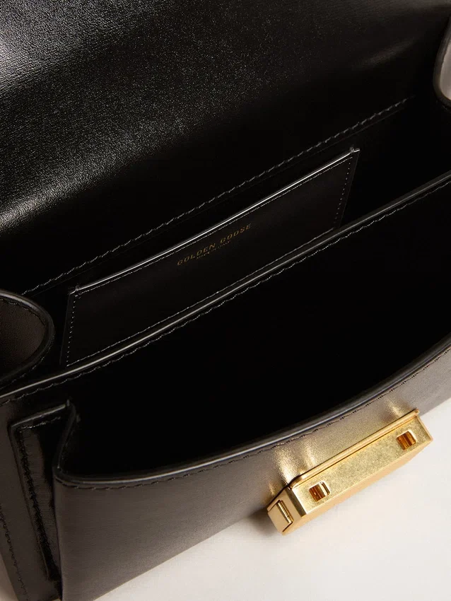 Kleine Venezia-Tasche aus schwarzem, genarbtem Leder mit Seidenschal und Anhänger