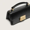 Kleine Venezia-Tasche aus schwarzem, geprägtem Leder mit goldenen Details