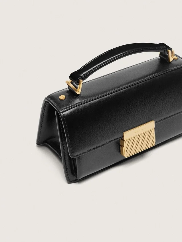 Kleine Venezia-Tasche aus schwarzem, geprägtem Leder mit goldenen Details