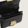 Kleine Venezia-Tasche aus schwarzem, geprägtem Leder mit goldenen Details