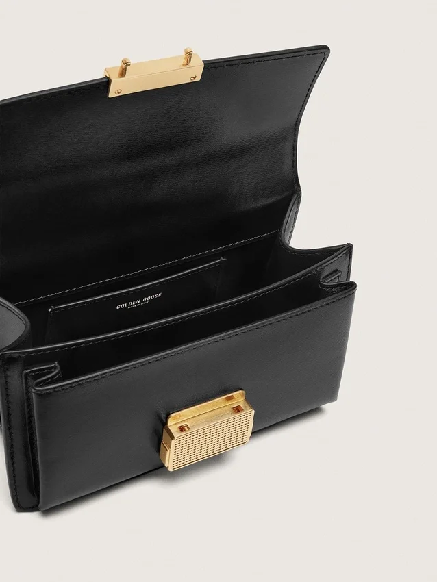 Kleine Venezia-Tasche aus schwarzem, geprägtem Leder mit goldenen Details