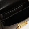 Kleine Venezia-Tasche aus schwarzem, geprägtem Leder mit goldenen Details