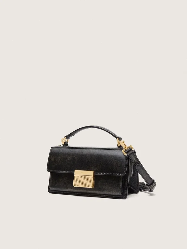 Kleine Venezia-Tasche aus schwarzem Leder im Used-Look mit goldenen Details
