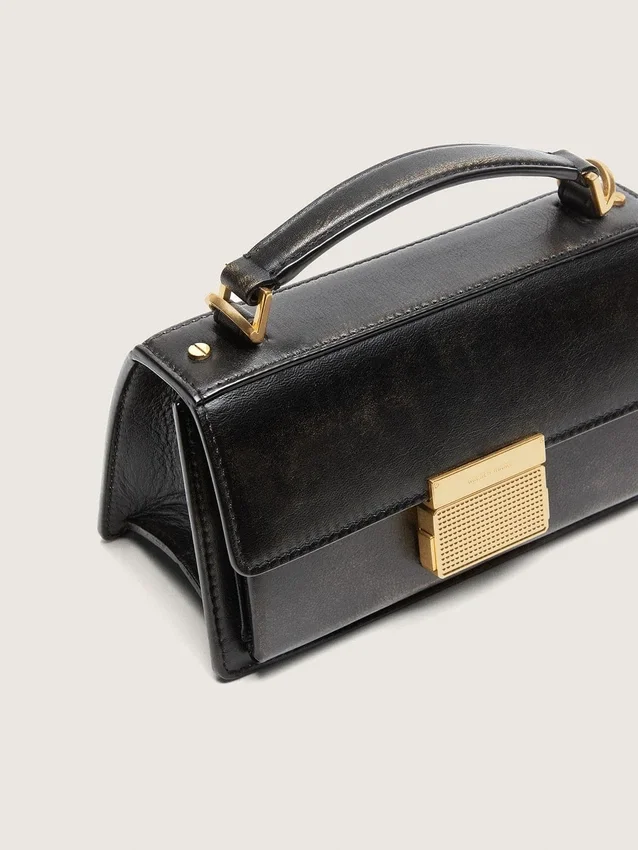 Kleine Venezia-Tasche aus schwarzem Leder im Used-Look mit goldenen Details