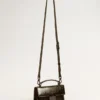 Kleine Venezia-Tasche aus schwarzem Metallic-Leder mit schwarzen Details