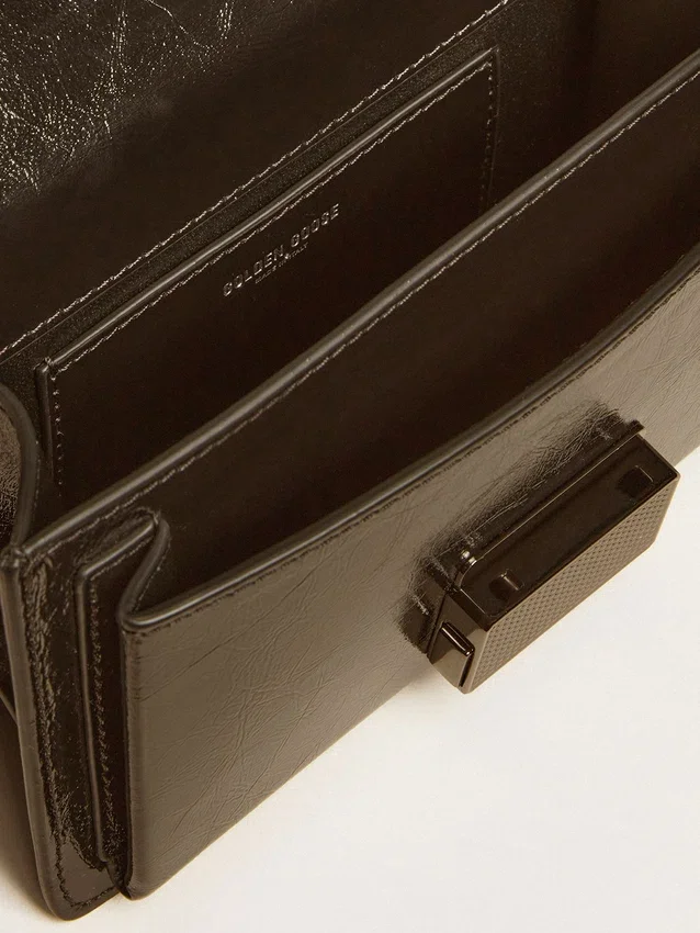 Kleine Venezia-Tasche aus schwarzem Metallic-Leder mit schwarzen Details