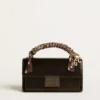 Kleine Venezia-Tasche aus schwarzem Metallic-Leder mit schwarzen Details