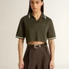 Kropptes Damen-Polo aus militärgrünem Jersey mit Stickerei